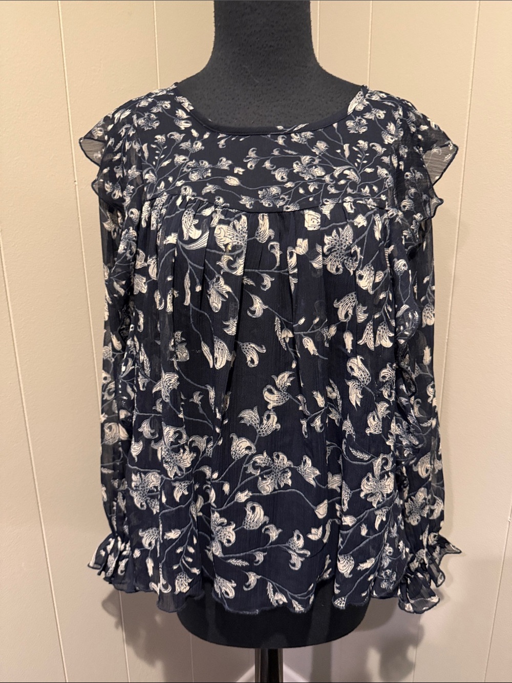 B44 Lucky Brand Women’s Medium Navy Floral Ruffle Long-Sleeve Blouse